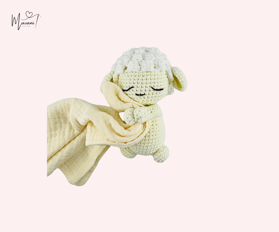 Personalisiertes Kuscheltuch mit Rasselschäfchen