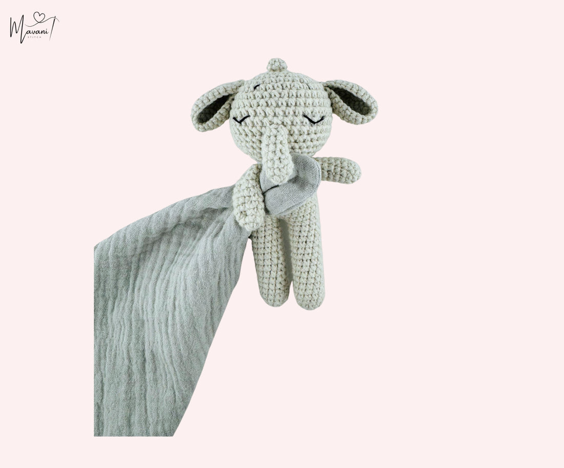Personalisiertes Kuscheltuch mit Rasselelefant
